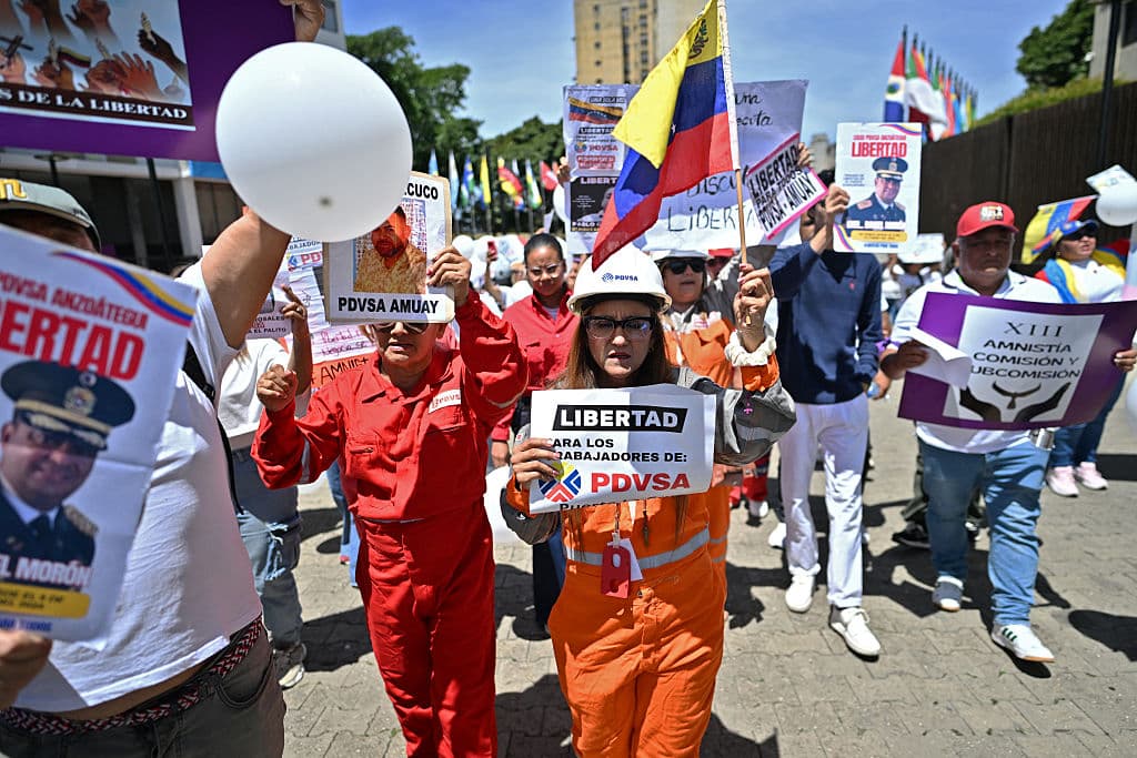 <em>Familiares de presos políticos que trabajaban para la petrolera venezolana PDVSA se manifiestan frente al Tribunal Supremo de Justicia en Caracas el 20 de marzo de 2026. Las autoridades venezolanas concedieron amnistía a 379 presos políticos el 20 de febrero de 2026 tras la promulgación de una nueva ley de amnistía masiva después del derrocamiento del expresidente Nicolás Maduro. (Foto de Juan Barreto / AFP vía Getty Images)</em>