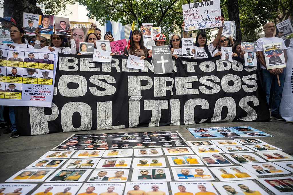 <em>Familiares de presos políticos se manifiestan frente al Ministerio de Prisiones para exigir la liberación de sus seres queridos en Caracas, Venezuela, el 19 de marzo de 2026. (Foto de Maryorin Méndez / AFP vía Getty Images)</em>