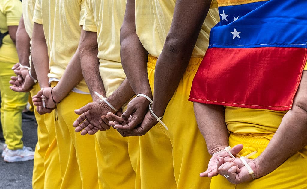 <em>Familiares de presos políticos se manifiestan frente al Ministerio de Prisiones para exigir la liberación de sus seres queridos en Caracas, Venezuela el 19 de marzo de 2026. (Foto de Maryorin Méndez / AFP vía Getty Images)</em>