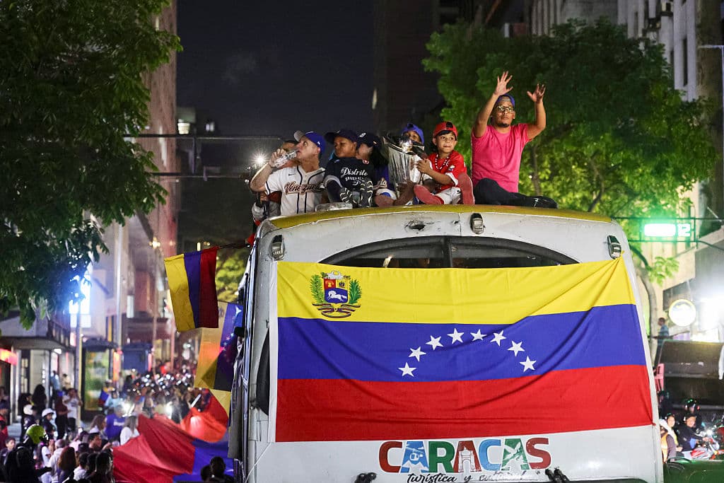 <em>CARACAS, VENEZUELA - 18 DE MARZO: Aficionados al béisbol celebran la victoria en las calles durante las festividades posteriores a la final del Clásico Mundial de Béisbol 2026, el 18 de marzo de 2026 en Caracas, Venezuela. Venezuela derrotó a Estados Unidos 3-2 para ganar el título del Clásico Mundial de Béisbol por primera vez. (Foto de Jesus Vargas/Getty Images)</em>