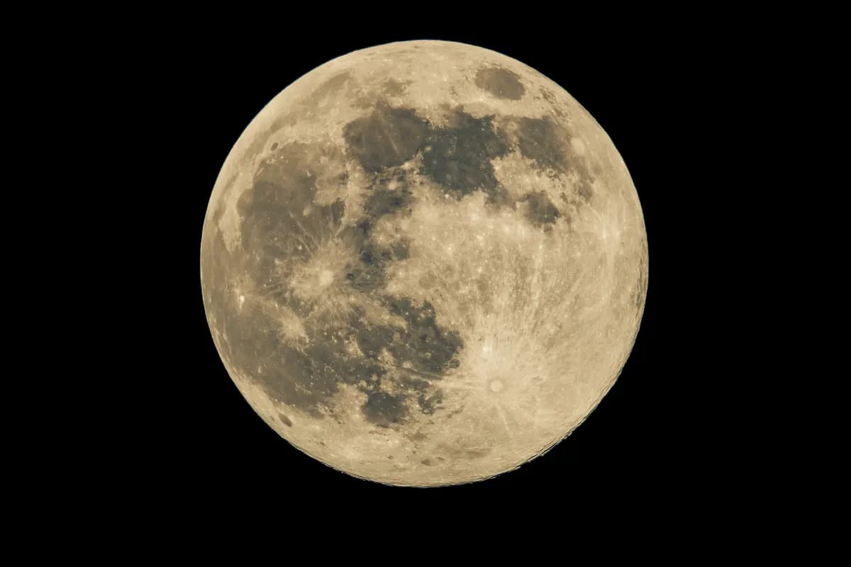 Fotografía de la Luna Rosa brillando en el cielo nocturno. (Shutterstock/ Victor Maschek)