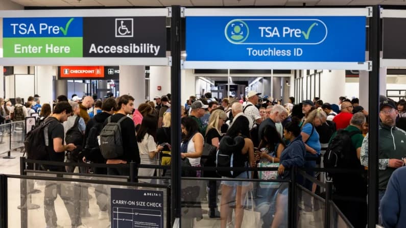 Advierten que interrupciones en aeropuertos de EE. UU. empeorarán por disputa de financiamiento del DHS