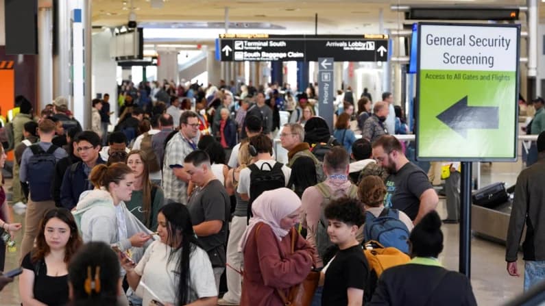 Los agentes del ICE están "listos para ir" a los aeropuertos el lunes, dice Trump