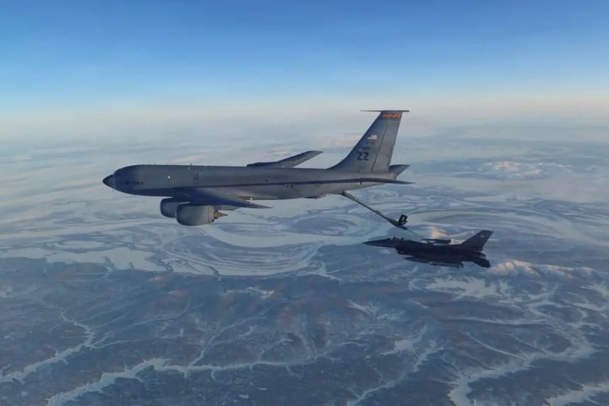 Un caza F-16 repostando de un KC-135 Stratotanker sobre Alaska, el 19 de febrero de 2026. (Departamento de Defensa de EE. UU. vía AP)