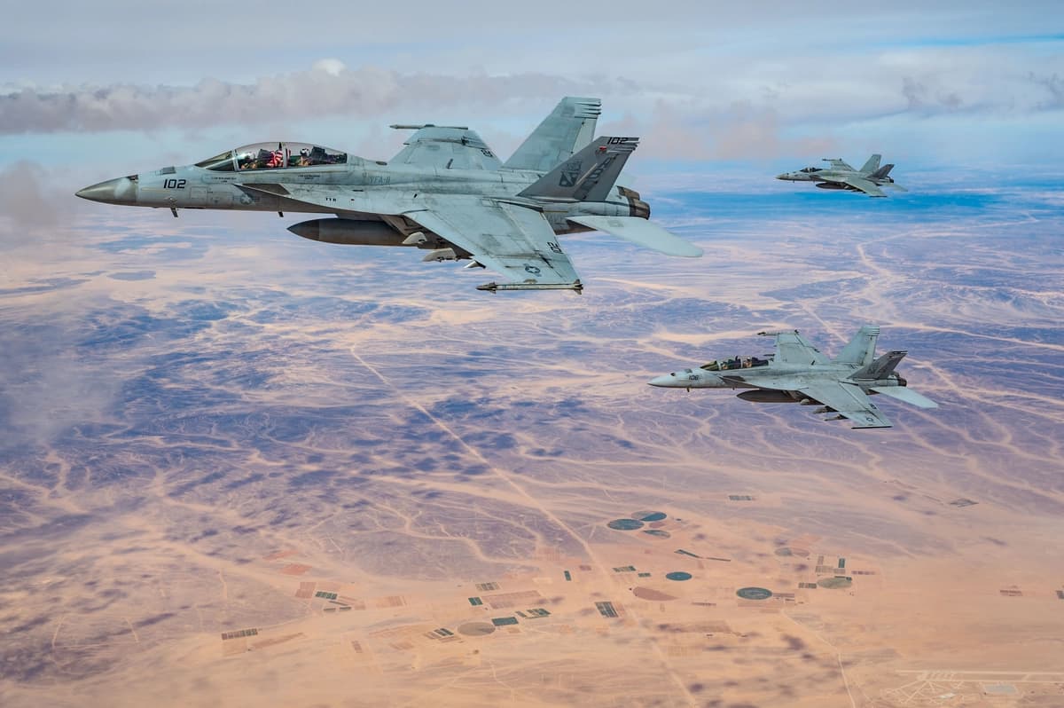 Aviones F/A-18 Super Hornet de la Armada de EE. UU., asignados al Grupo de Ataque del Portaaviones Harry S. Truman, realizan una misión sobre la zona de responsabilidad del Mando Central de EE. UU., el 3 de marzo de 2025. (Sargento primero Jackson Manske/Fuerza Aérea de EE. UU.)