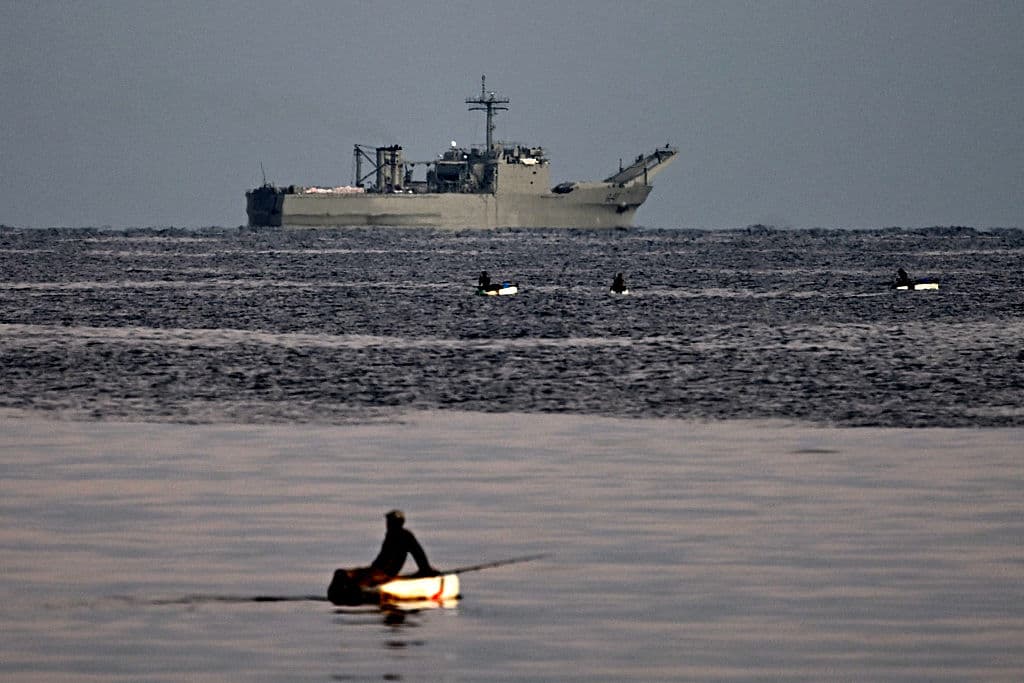 <em>Un buque de la Armada mexicana llega a la bahía de La Habana con ayuda humanitaria enviada por México, el 12 de febrero de 2026. (Yamil LAGE/AFP vía Getty Images)</em>