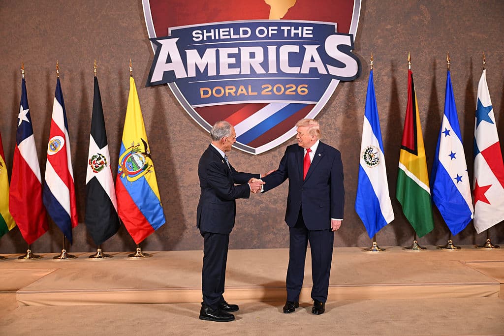 <em>El presidente de Estados Unidos, Donald Trump, saluda a Nasry “Tito” Asfura, presidente de Honduras, durante la Cumbre “El Escudo de las Américas”, un encuentro con jefes de Estado y funcionarios gubernamentales de 12 países de América, celebrado en el Trump National Doral Golf Club en Doral, Florida. La Casa Blanca describe la cumbre como un evento histórico cuyo objetivo es reconfigurar las alianzas regionales y reforzar la influencia de Estados Unidos en el hemisferio occidental. (Foto de Roberto Schmidt/Getty Images)</em>