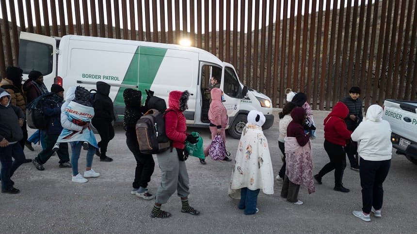 Unos migrantes se preparan para ser trasladados por agentes de la Patrulla Fronteriza de EE. UU. tras cruzar la frontera entre EE. UU. y México el 20 de enero de 2025 cerca de Sasabe, Arizona. (John Moore/Getty Images)