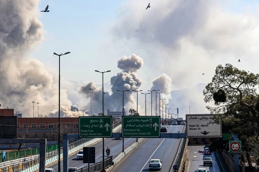 Los conductores circulan por una autopista mientras se elevan columnas de humo tras un atentado en Teherán, Irán, el 5 de marzo de 2026. (Atta Kenare / AFP vía Getty Images)