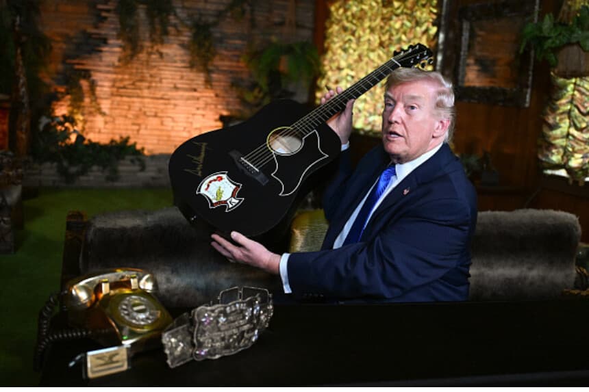 El presidente de Estados Unidos, Donald Trump, sostiene una réplica de una guitarra de Elvis Presley tras firmarla durante su visita a Graceland, la residencia de Presley, el 23 de marzo de 2026 en Memphis, Tennessee. El presidente Trump visitó Graceland tras participar en una mesa redonda del Grupo de Trabajo "Memphis Safe" sobre la lucha contra los delitos violentos. (Roberto Schmidt/Getty Images).
