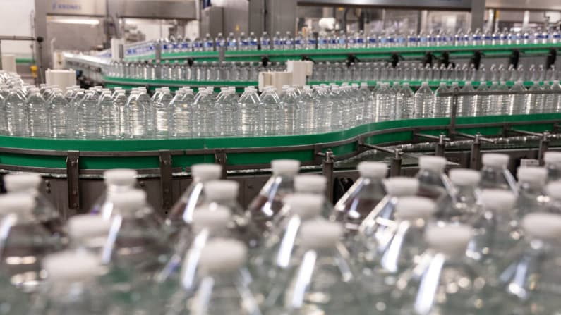 El agua embotellada contiene 3 veces más nanoplásticos que el agua del grifo