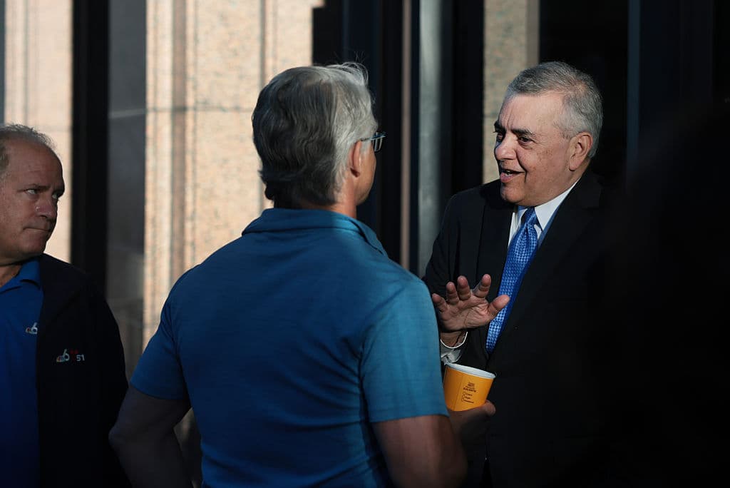<em>El excongresista de Florida, David Rivera, habla con los reporteros frente al Tribunal Federal de Justicia James Lawrence King antes de que el secretario de Estado, Marco Rubio, testifique en su caso el 24 de marzo de 2026 en Miami, Florida. Rubio tenía previsto testificar en el juicio penal contra Rivera, acusado de ejercer presión secretamente para el gobierno venezolano durante la primera administración Trump. Rivera ha negado haber cometido delito alguno. (Foto de Joe Raedle/Getty Images)</em>