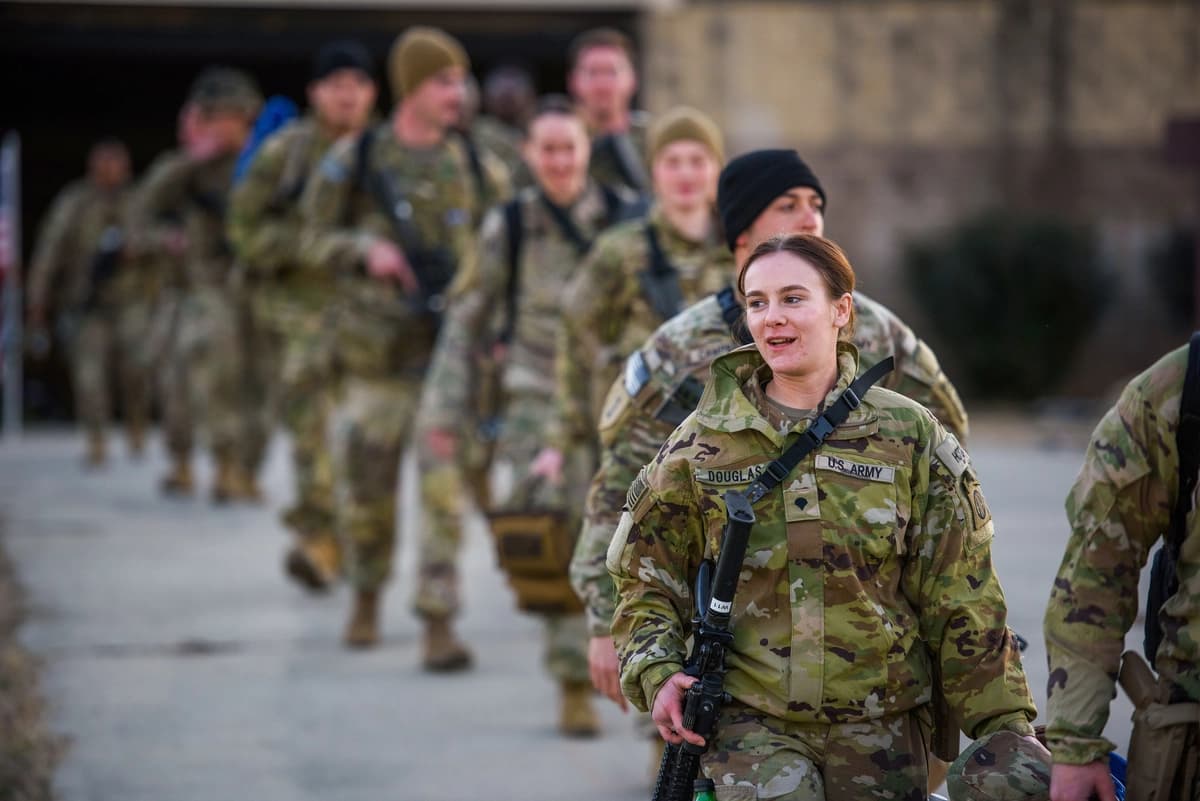 <em>Soldados de la 82.ª División Aerotransportada caminan por la pista de aterrizaje de Green Ramp para desplegarse en Polonia, en Fort Bragg, Fayetteville, Carolina del Norte, el 14 de febrero de 2022. (Melissa Sue Gerrits/Getty Images).</em>
