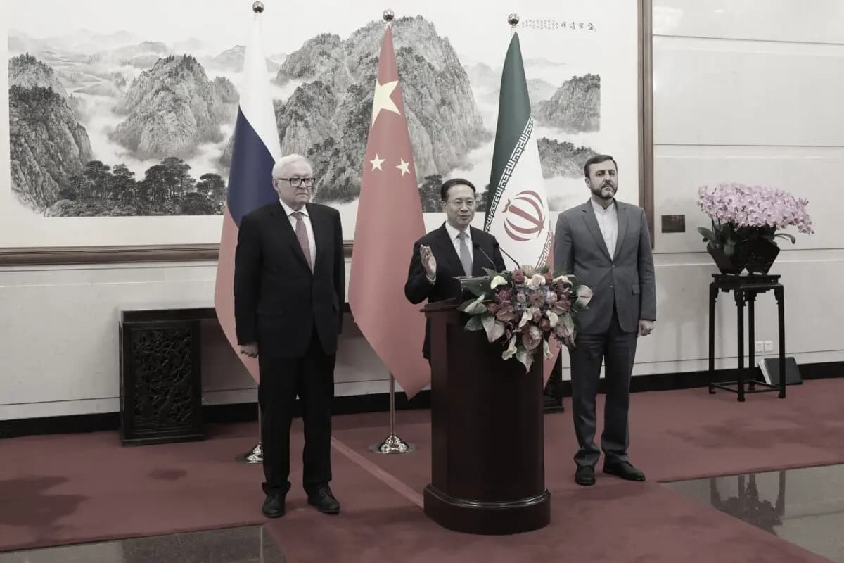 <em>(De izquierda a derecha) El viceministro de Asuntos Exteriores ruso, Sergei Ryabkov, el viceministro ejecutivo de Asuntos Exteriores chino, Ma Zhaoxu, y el viceministro de Asuntos Exteriores iraní, Kazem Gharibabadi, ofrecen una rueda de prensa en Beijing el 14 de marzo de 2025. (Lintao Zhang/Pool/AFP vía Getty Images)</em>
