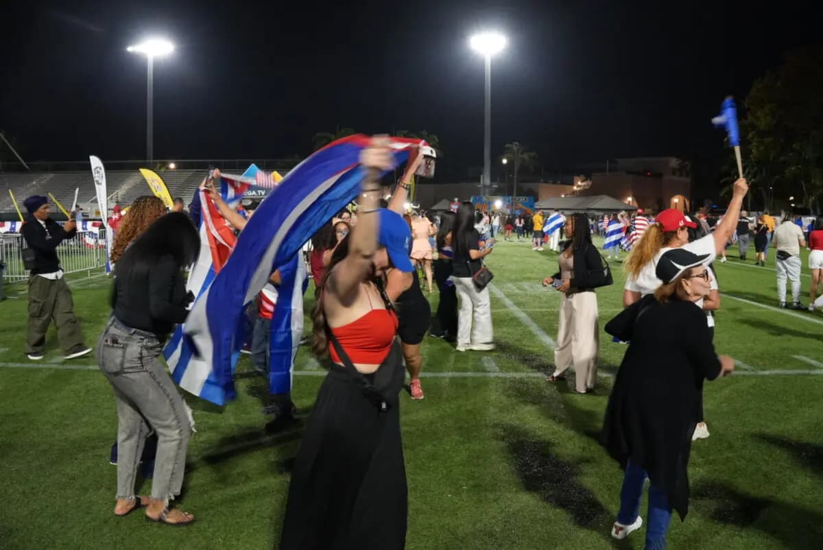 Cubanoamericanos se reunieron en una manifestación por una Cuba post-régimen. Tras el evento, los asistentes se quedaron para cantar y bailar juntos, en Hialeah, Florida, el 25 de marzo de 2026. (Troy Myers/Epoch Times)