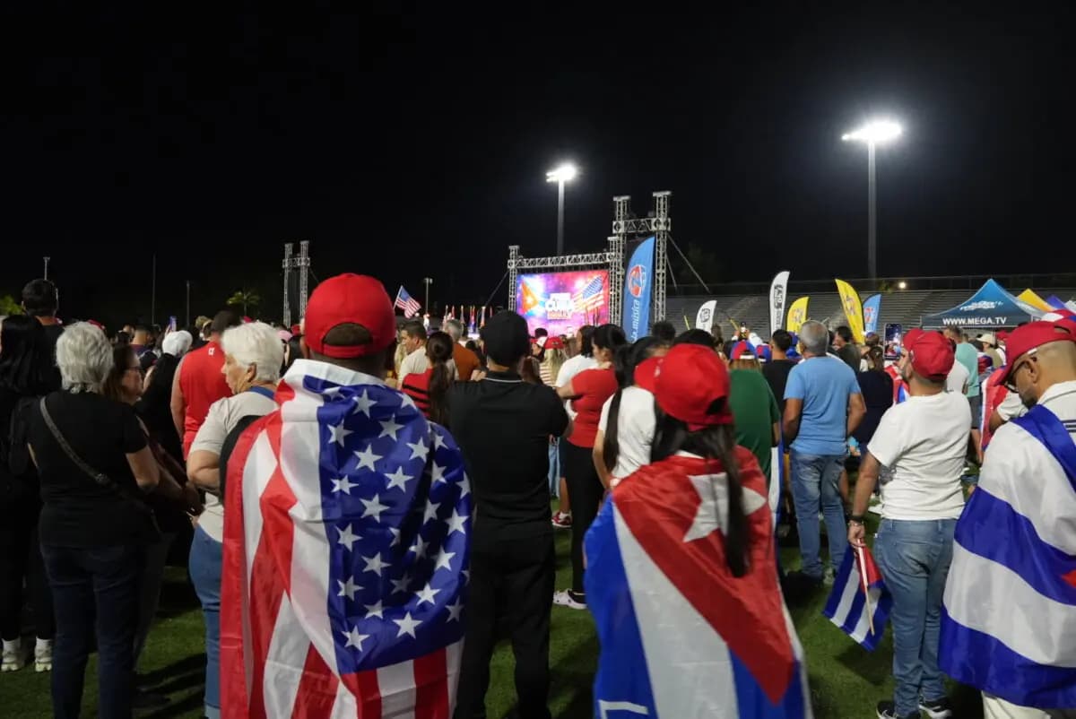 Los cubanoamericanos se envolvieron con las banderas de su país y de Estados Unidos en una manifestación a favor de una Cuba posrégimen, en Hialeah, Florida, el 25 de marzo de 2026. (Troy Myers/The Epoch Times)