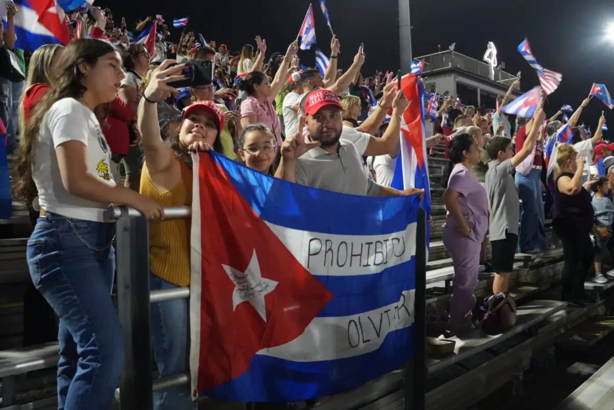 "Cuba es la siguiente", corearon al unísono miles de cubanoamericanos en una manifestación a favor de la intervención estadounidense en el régimen comunista de la nación isleña. Los asistentes escucharon a políticos, personas influyentes, músicos y líderes de la oposición cubana en el evento celebrado en Hialeah, Florida, el 25 de marzo de 2026. (Troy Myers/The Epoch Times)