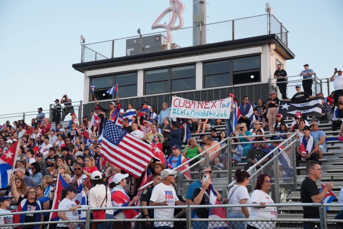 Los cubanoamericanos ondeaban las banderas de su país y de Estados Unidos en una manifestación a favor de una Cuba posrégimen, celebrada en Hialeah, Florida, el 25 de marzo de 2026. (Troy Myers/Epoch Times)