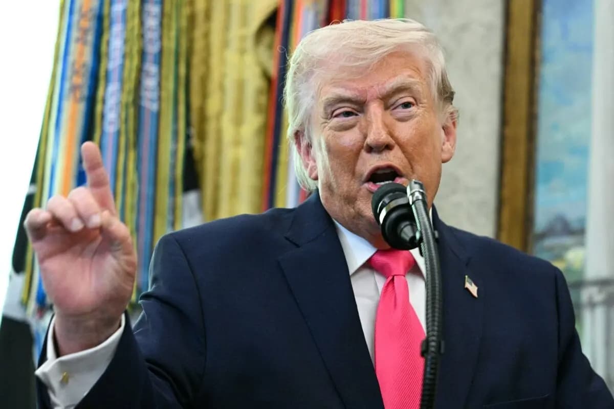El presidente de EE. UU., Donald Trump, habla durante la ceremonia de toma de posesión del nuevo secretario de Seguridad Nacional, Markwayne Mullin, en el Despacho Oval de la Casa Blanca en Washington, el 24 de marzo de 2026. (Jim Watson/AFP)