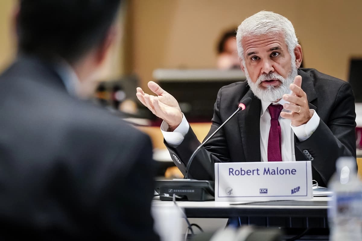 El Dr. Robert Malone interviene durante una reunión del Comité Asesor sobre Prácticas de Inmunización de los Centros para el Control y la Prevención de Enfermedades (CDC) en la sede de los CDC en Atlanta, el 25 de junio de 2025. (Elijah Nouvelage/Getty Images).