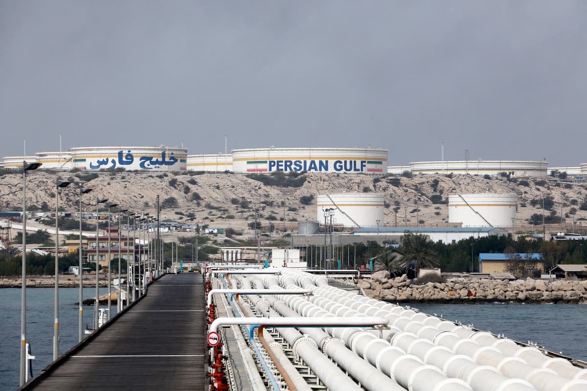 Se observa una instalación petrolera en la isla de Khark, Irán, en la costa del Golfo Pérsico, el 12 de marzo de 2017. (Atta Kenare/AFP vía Getty Images)