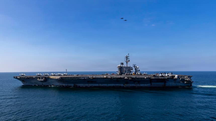 Imagen ilustrativa: En esta foto de distribución proporcionada por la Marina de los EE. UU., el portaaviones clase Nimitz, USS Abraham Lincoln (CVN 72), navega en apoyo a la Operación Furia Epíca el 3 de marzo de 2026 en el Mar Mediterráneo. (U.S. Navy via Getty Images)