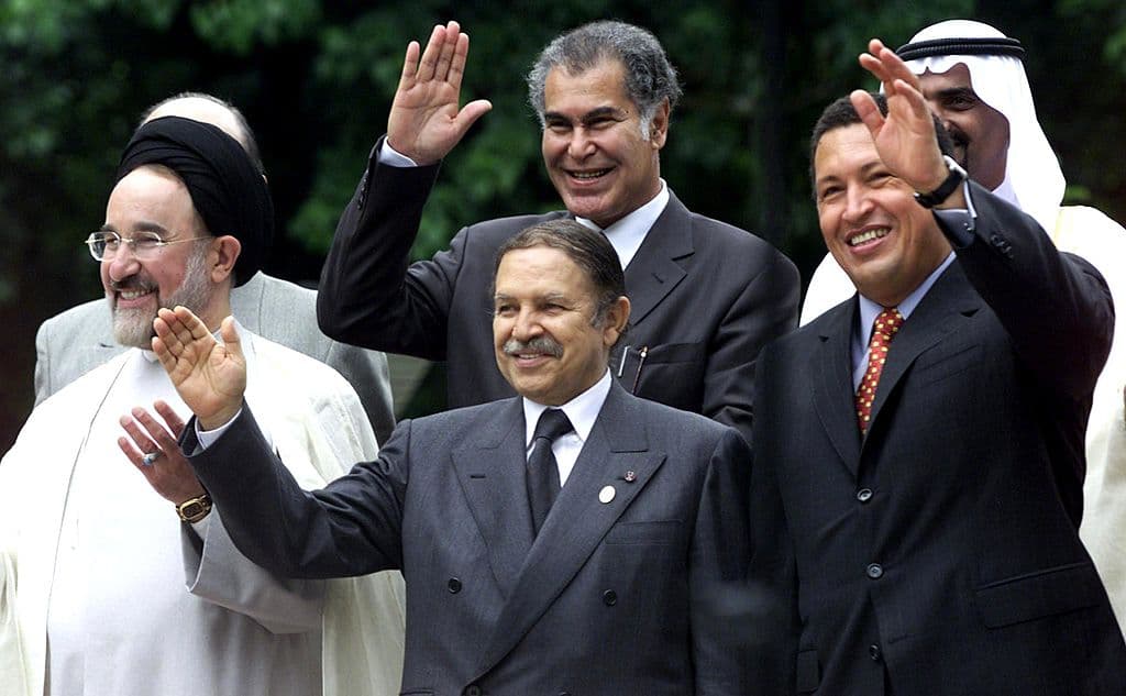 <em>El presidente iraní, Mohammad Khatami; el presidente argelino, Abdelaziz Bouteflika, y el presidente venezolano, Hugo Chávez, junto al secretario general del Comité Popular de Libia, Mustapha Al Kharrubi (en el centro, detrás), durante la foto oficial de la cumbre de la OPEP celebrada en Caracas, Venezuela, el 28 de septiembre de 2000. (OMAR TORRES/AFP vía Getty Images)</em>