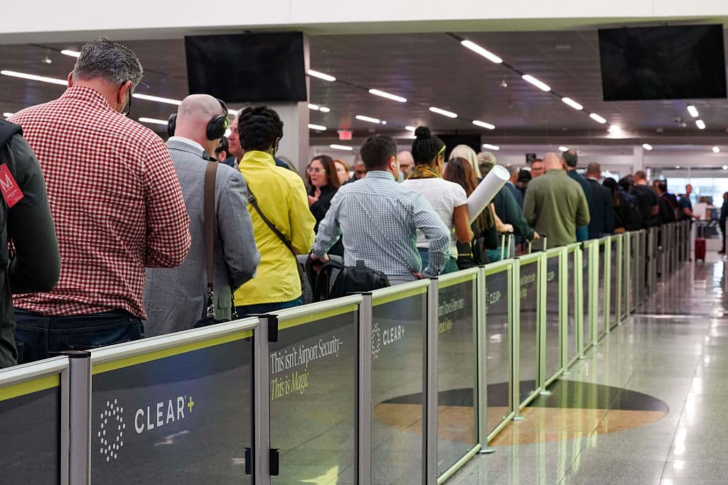 Trump afirma que considera enviar a la Guardia Nacional a los aeropuertos ante retrasos de TSA