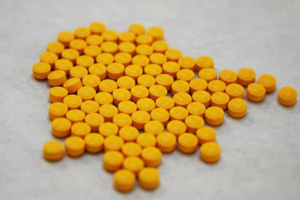 <em>Pastillas que se cree contienen fentanilo se exhiben en el Laboratorio Regional del Noreste de la Administración para el Control de Drogas (DEA) en Nueva York el 8 de octubre de 2019. (DON EMMERT/AFP vía Getty Images)</em>
