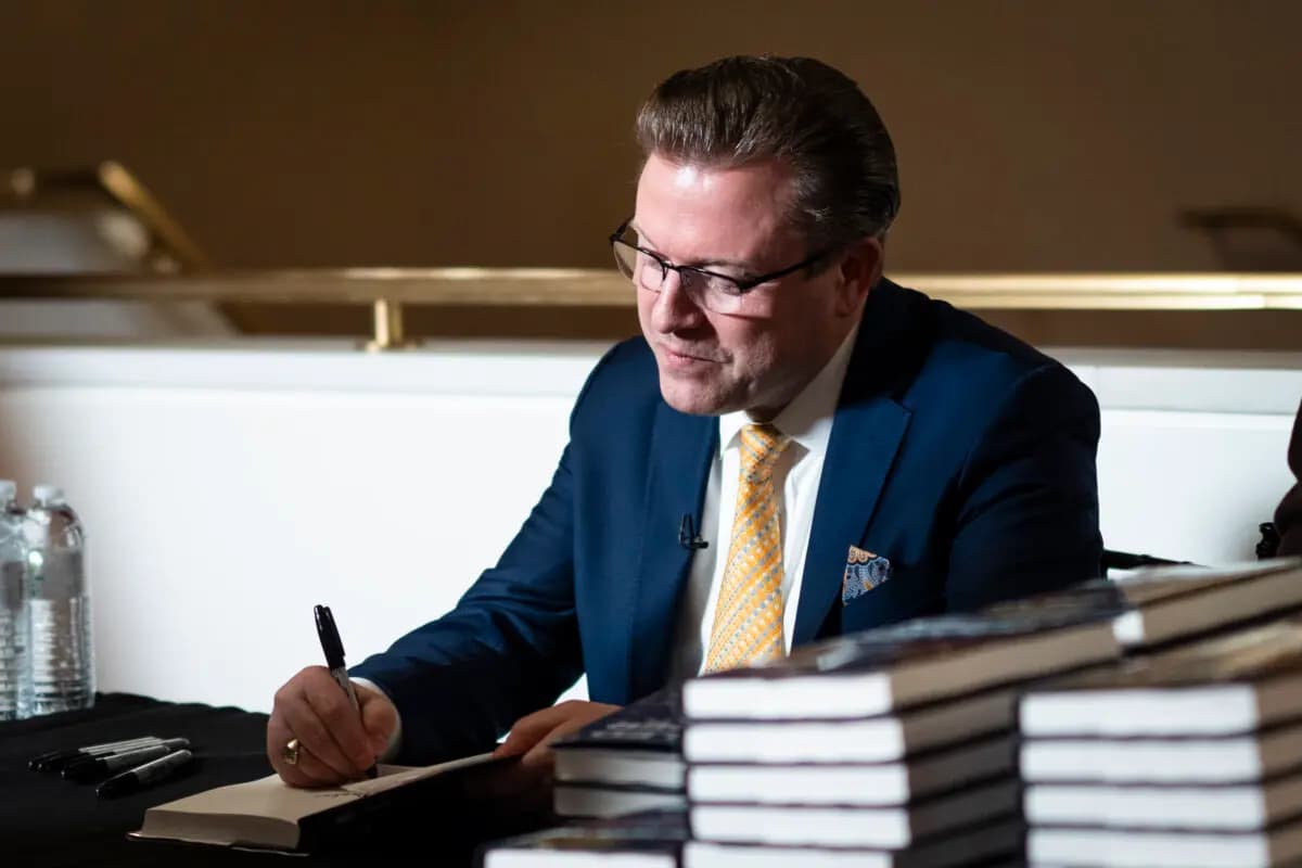 <em>Jan Jekielek, editor sénior de Epoch Times y presentador de American Thought Leaders, durante la presentación de su libro “Killed to Order” en el Centro Trump-Kennedy en Washington el 16 de marzo de 2026. (Madalina Kilroy/The Epoch Times)</em>