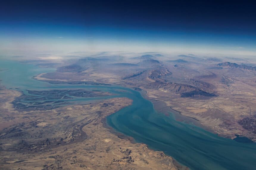 Panorámica aérea de la costa iraní y la isla de Qeshm en el estrecho de Ormuz, el 10 de diciembre de 2023. (STR/Reuters).