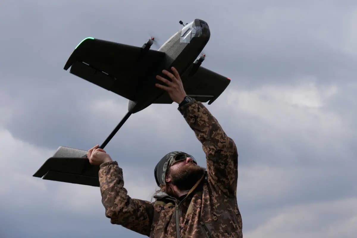 <em>Un estudiante soldado de la Escuela Yatagan de Sistemas Aéreos No Tripulados lanza un dron de entrenamiento en Kiev, Ucrania, el 19 de marzo de 2026. (Efrem Lukatsky/AP).</em>