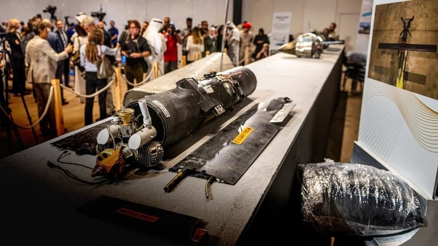 <em>Durante una rueda de prensa celebrada en Abu Dabi, Emiratos Árabes Unidos, el 3 de marzo de 2026, se exhiben fragmentos de misiles y drones recuperados tras los ataques de Irán. (Ryan Lim/AFP vía Getty Images)</em>