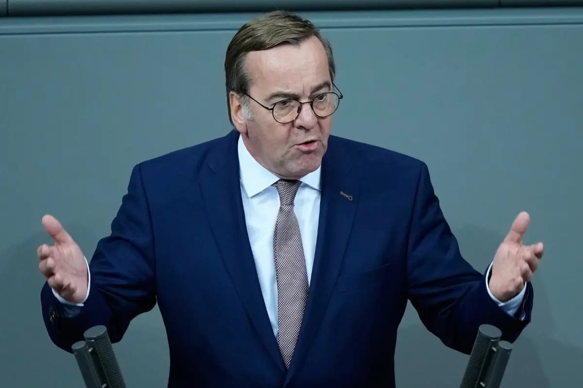 El ministro de Defensa alemán, Boris Pistorius, interviene durante una reunión sobre el reclutamiento militar en el Parlamento alemán, en Berlín, Alemania, el 5 de diciembre de 2025. (Ebrahim Noroozi/AP Photo).