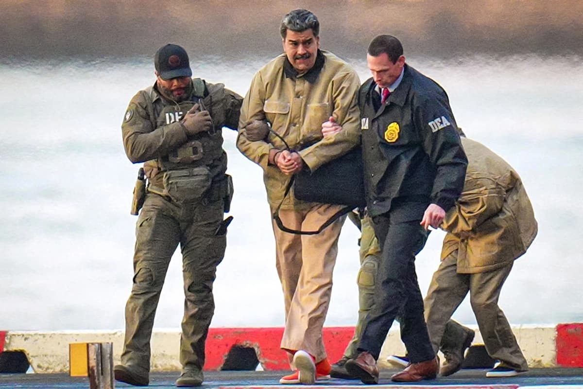 Nicolás Maduro y su esposa, Cilia Flores (al fondo), son escoltados por agentes federales tras aterrizar en un helipuerto de Manhattan, mientras se dirigen a un vehículo blindado para dirigirse a un tribunal federal de la ciudad de Nueva York, el 5 de enero de 2026. (XNY/Star Max/GC Images)