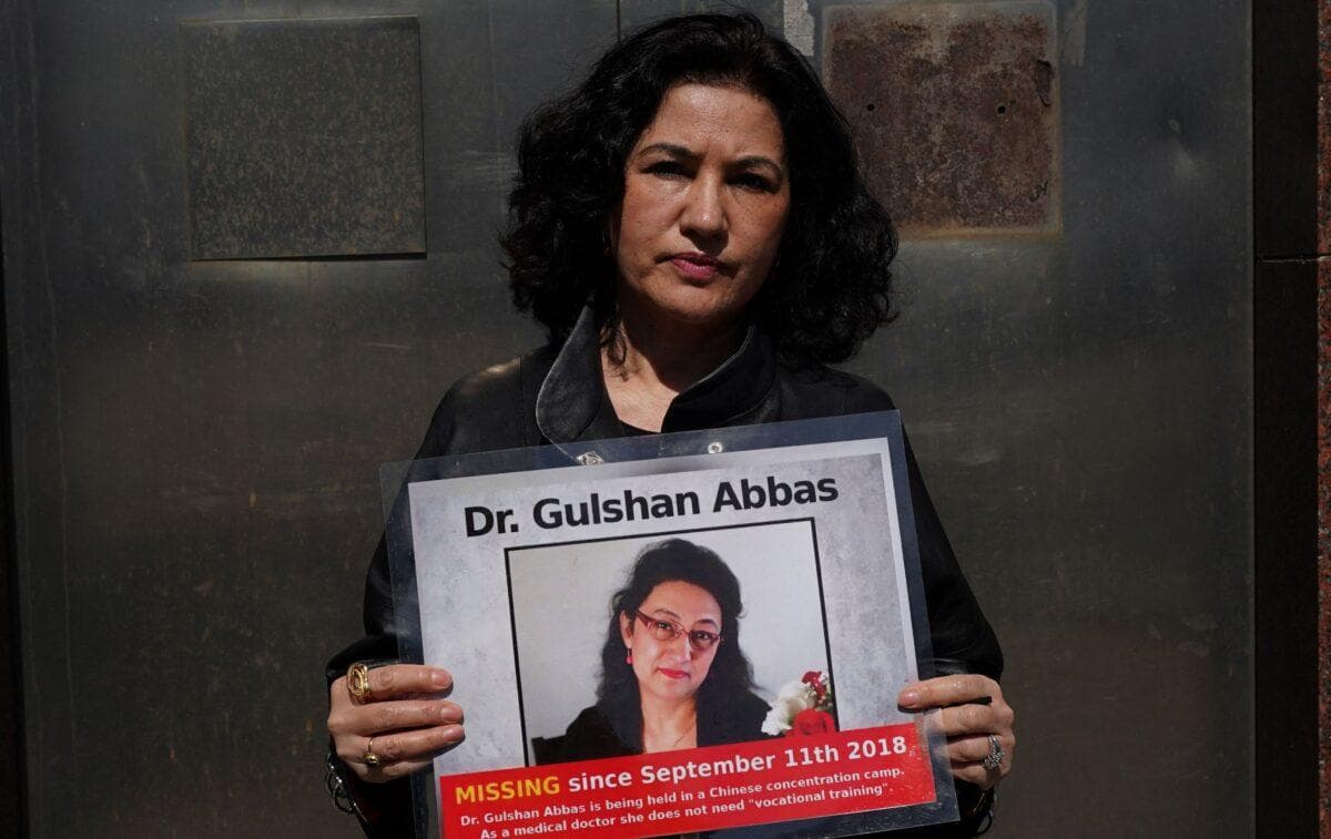 Rushan Abbas, directora ejecutiva de Campaign for Uyghurs, sostiene una foto de su hermana, Gulshan Abbas, que actualmente se encuentra encarcelada en un campo chino, durante una manifestación en Nueva York el 22 de marzo de 2021. (Timothy Clary/AFP vía Getty Images)