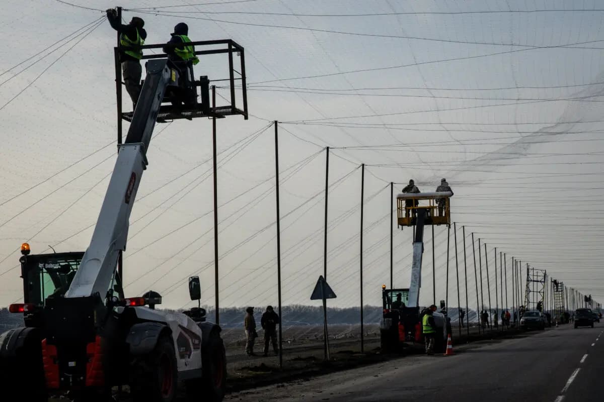 Unos trabajadores instalan redes antidrones en las carreteras de Druzhkivka, Ucrania, el 2 de marzo de 2026. (Chris McGrath/Getty Images).