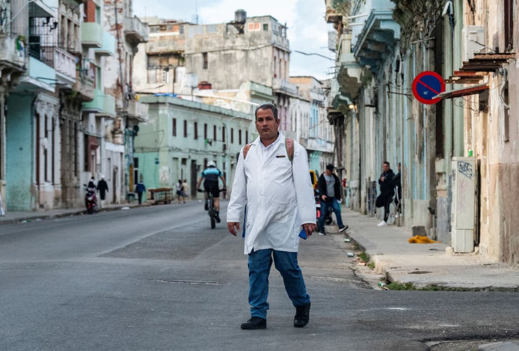 <em>Un médico camina por una calle de La Habana el 2 de febrero de 2024. (YAMIL LAGE/AFP vía Getty Images)</em>