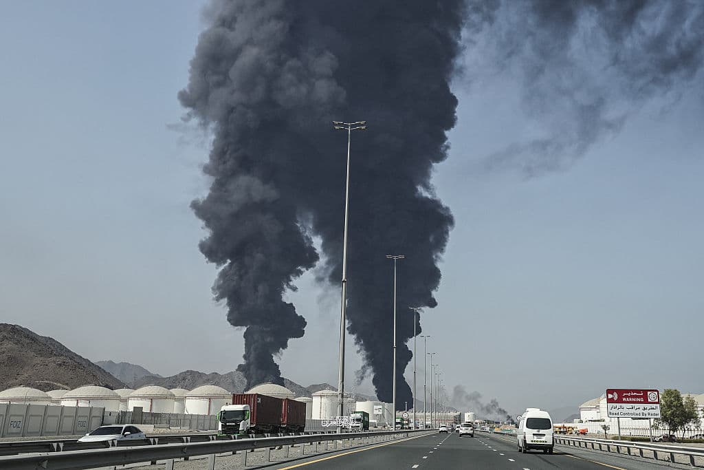 <em>Humo elevándose desde la dirección de una instalación energética en el emirato de Fujairah, en el Golfo Pérsico, el 14 de marzo de 2026. Se pudo observar humo elevándose desde la dirección de una importante instalación energética de los Emiratos Árabes Unidos el 14 de marzo, en lo que parecía ser el último ataque dirigido contra las instalaciones petroleras del Golfo, horas después de que Estados Unidos atacara la isla iraní de Kharg. (Foto de AFP vía Getty Images)</em>