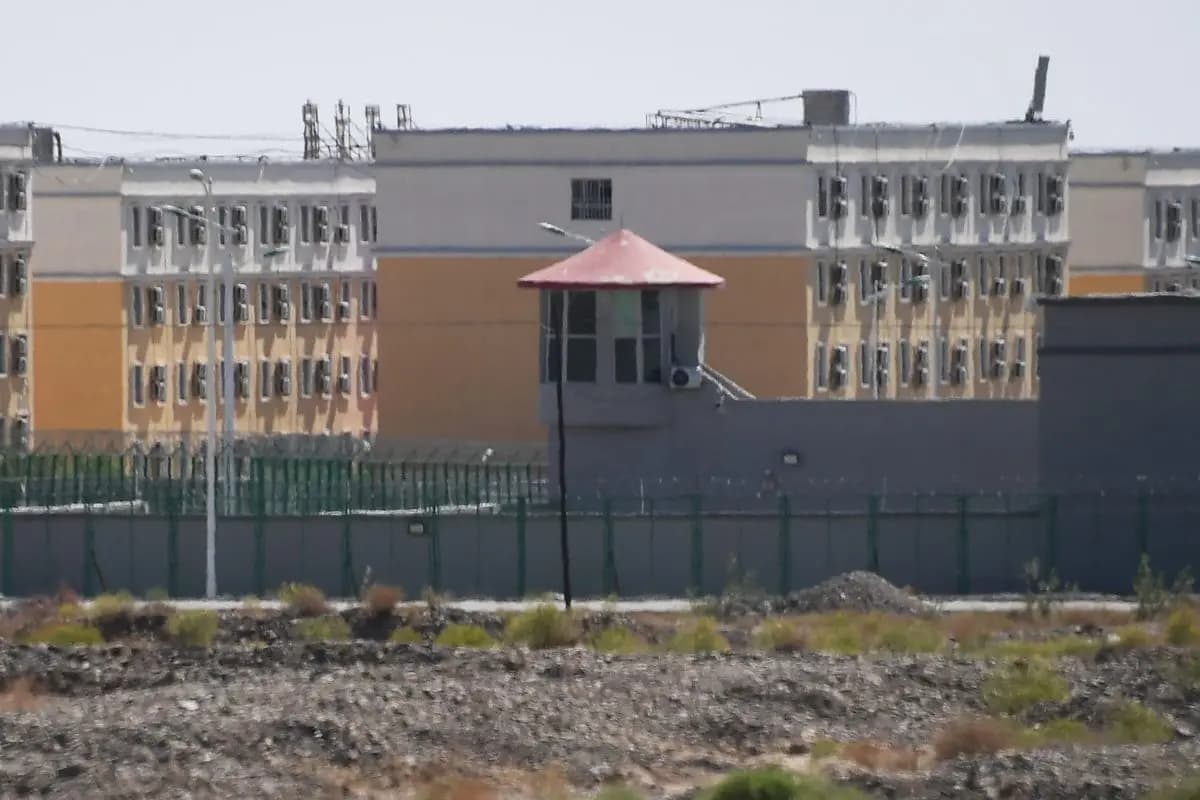 <em>Un centro que se cree que es un campo de reeducación donde se detiene principalmente a minorías étnicas musulmanas, en Artux, al norte de Kashgar, en la región occidental china de Xinjiang, el 2 de junio de 2019. (Greg Baker/AFP/Getty Images).</em>