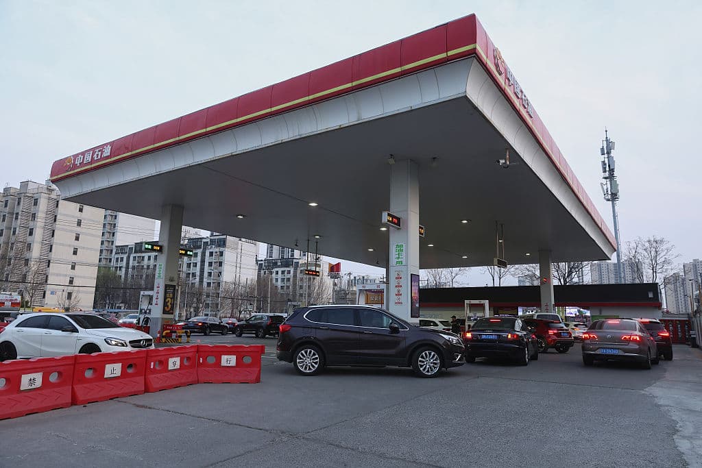 <em>Conductores de automóviles hacen fila en una gasolinera el 23 de marzo de 2026 en Beijing, China. El alza de los precios mundiales del petróleo se produce tras los continuos ataques militares en Irán, que han elevado el precio del crudo por encima de los 110 dólares estadounidenses por barril. (Foto de Lintao Zhang/Getty Images)</em>