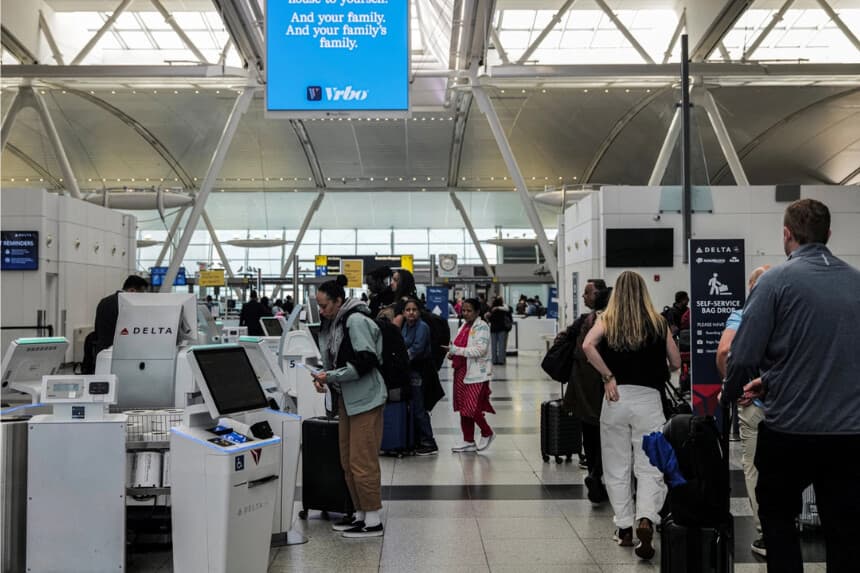 Agente del ICE salva a un bebé que se estaba ahogando en el aeropuerto JFK: DHS