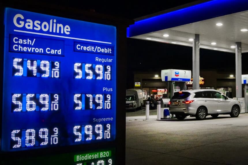 Los elevados precios de la gasolina se muestran en una gasolinera Chevron de Los Ángeles, en medio de la guerra con Irán, el 9 de marzo de 2026. (Frederic J. Brown/AFP vía Getty Images).