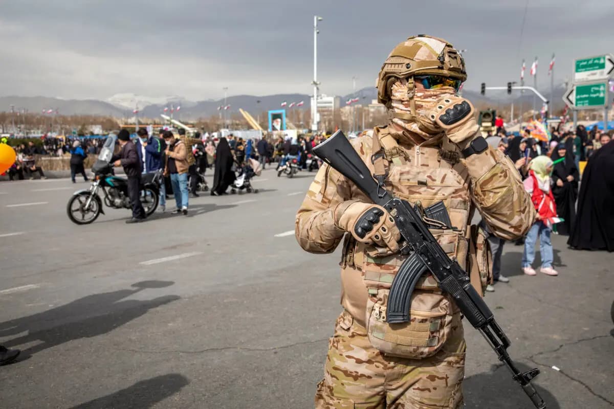 Un soldado de las fuerzas especiales iraníes monta guardia en Teherán, Irán, el 11 de febrero de 2026