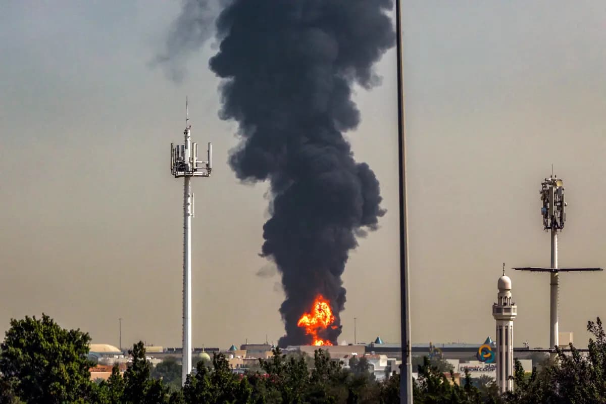 Una columna de humo se eleva desde un incendio cerca del Aeropuerto Internacional de Dubái, en Dubái (Emiratos Árabes Unidos), el 16 de marzo de 2026. (AFP vía Getty Images)