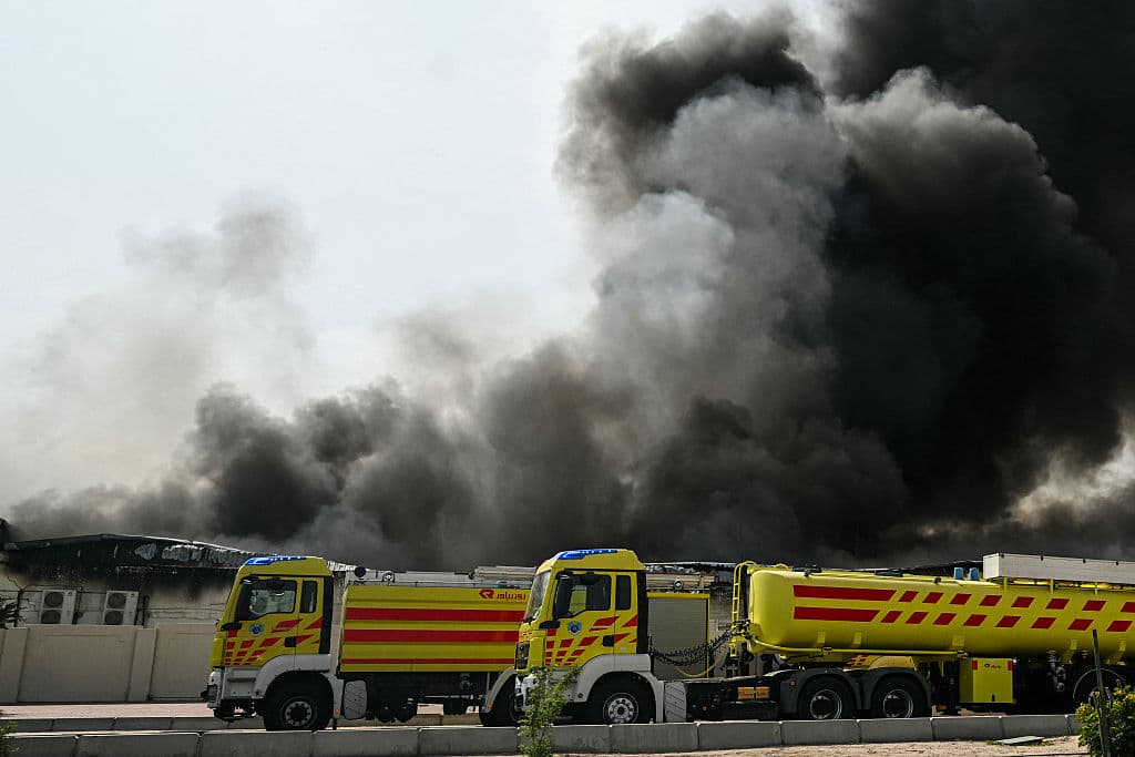 Una columna de humo se eleva tras un supuesto ataque iraní en el distrito industrial de Doha el 1 de marzo de 2026.  (Foto de Mahmud HAMS / AFP vía Getty Images)