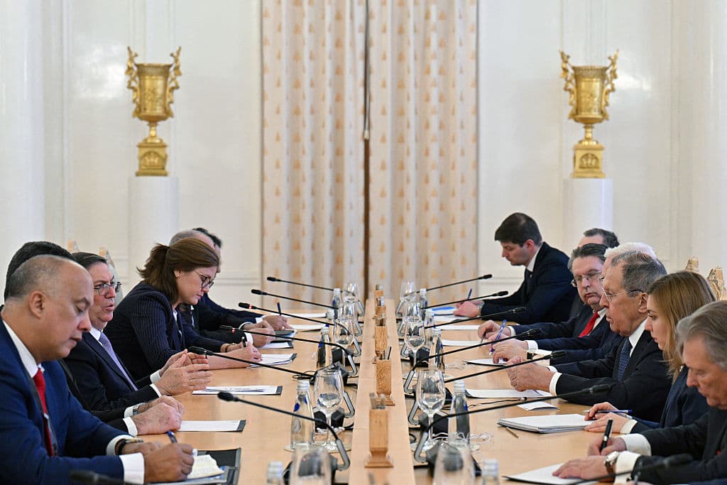 <em>El ministro de Asuntos Exteriores ruso, Serguéi Lavrov, se reúne con el ministro de Asuntos Exteriores cubano, Bruno Rodríguez, en Moscú el 18 de febrero de 2026. (Foto de HECTOR RETAMAL / POOL / AFP vía Getty Images)</em>