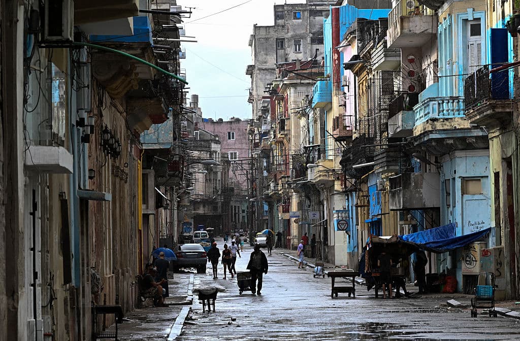 Vista general de una calle de La Habana el 17 de marzo de 2026. Cuba se apresuró ese día a restablecer el suministro eléctrico tras un apagón nacional que afectó a la isla, gobernada por el Partido Comunista, justo cuando el presidente estadounidense Donald Trump proclamó que la "tomaría". (Foto de YAMIL LAGE / AFP vía Getty Images)