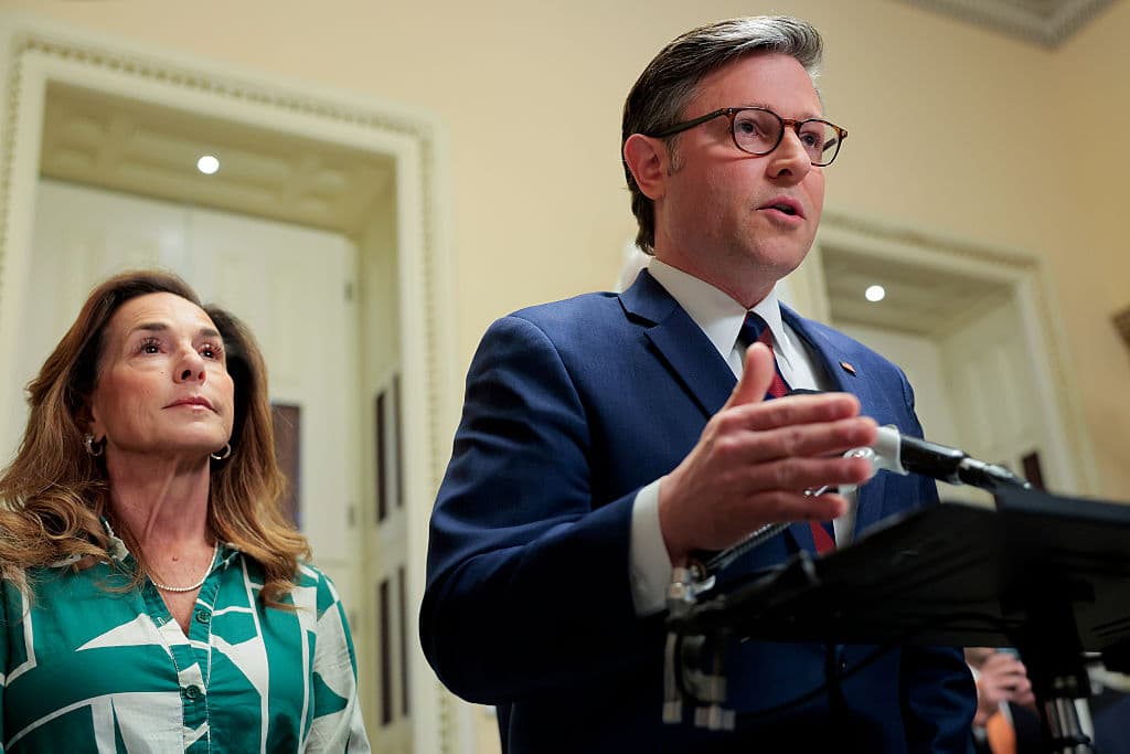 <em>El presidente de la Cámara de Representantes de EE. UU., Mike Johnson (republicano por Luisiana), habla con los medios junto a la presidenta de la Conferencia Republicana de la Cámara, Lisa McClain (republicana por Michigan), en el Capitolio de EE. UU. el 27 de marzo de 2026 en Washington, DC. El presidente de la Cámara, Mike Johnson, declaró que la Cámara no apoyaría el proyecto de ley aprobado por el Senado para financiar el Departamento de Seguridad Nacional (DHS), con la excepción del Servicio de Inmigración y Control de Aduanas (ICE) y la Patrulla Fronteriza. (Foto de Heather Diehl/Getty Images)</em>