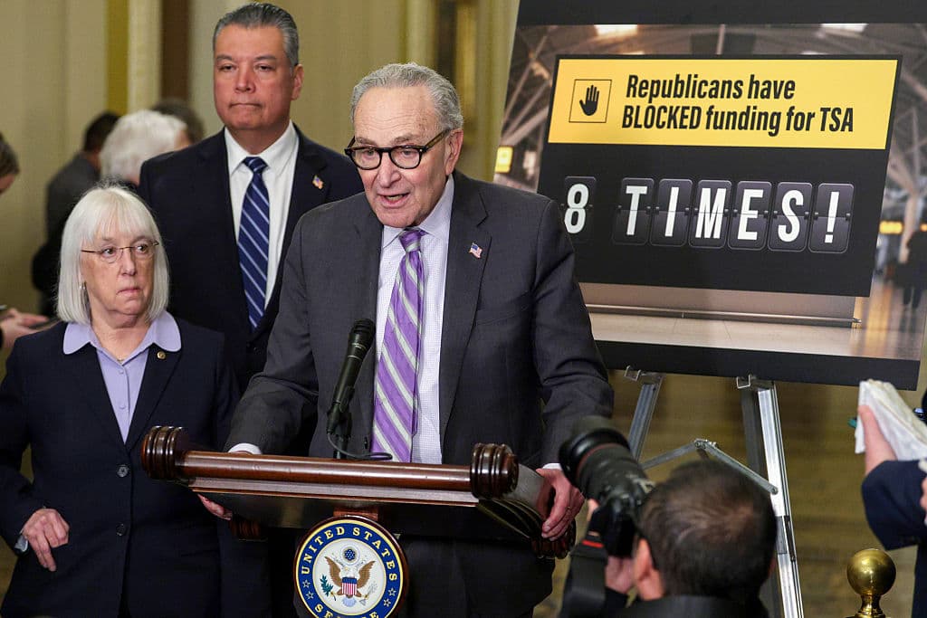 <em> (De derecha a izquierda) El líder de la minoría del Senado de EE. UU., el senador Chuck Schumer (demócrata por Nueva York), habla mientras los senadores Alex Padilla (demócrata por California) y Patty Murray (demócrata por Washington) escuchan durante una rueda de prensa en el Capitolio de EE. UU. el 24 de marzo de 2026 en Washington, DC. (Foto de Alex Wong/Getty Images)</em>